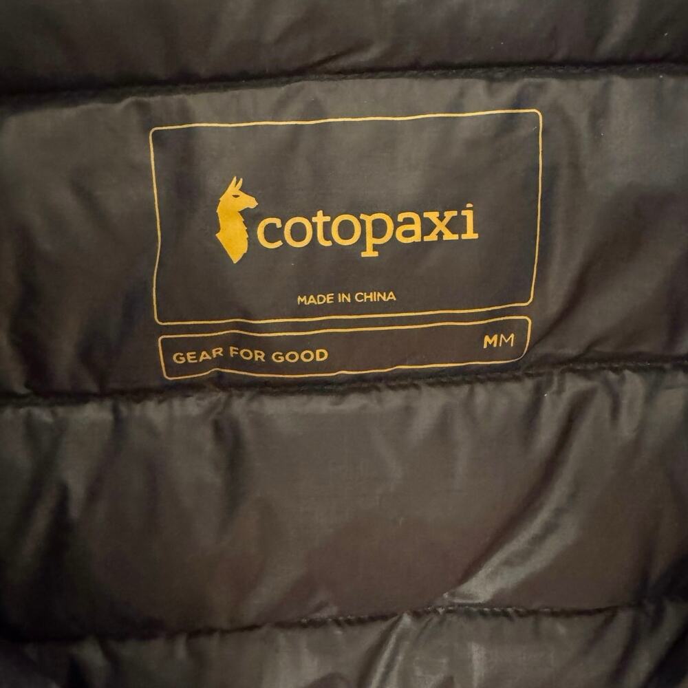 NWT Cotopaxi Fuego Down Vest Men’s Medium Black Insulated Packable Gold Logo - Picture 3 of 4